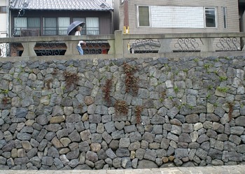 石垣の中にハートマークと ｉ の文字.jpg